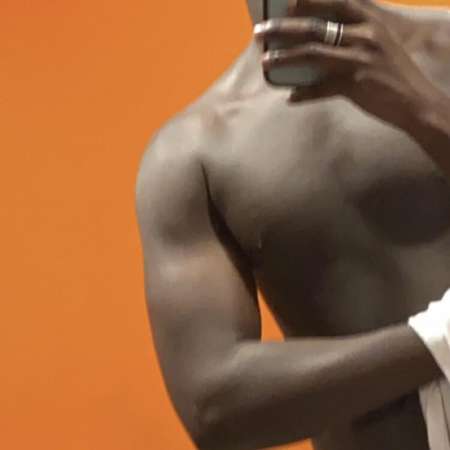 Jeune black a vous servir