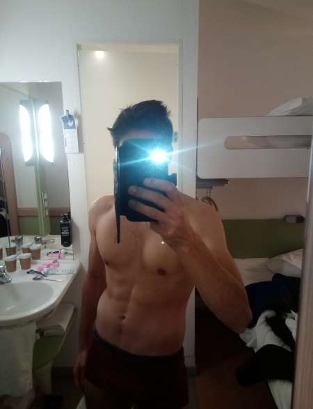 23 ans, bien foutu, cherche une femme pour plaisir