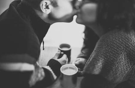 La main sur le c�ur