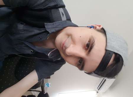 Jeune homme pr�t � vous servir compl�tement