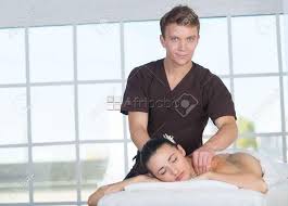 Masseur pro avec happy ending pour jeunes fille ou