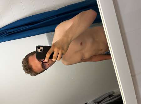 Jeune minet � votre service