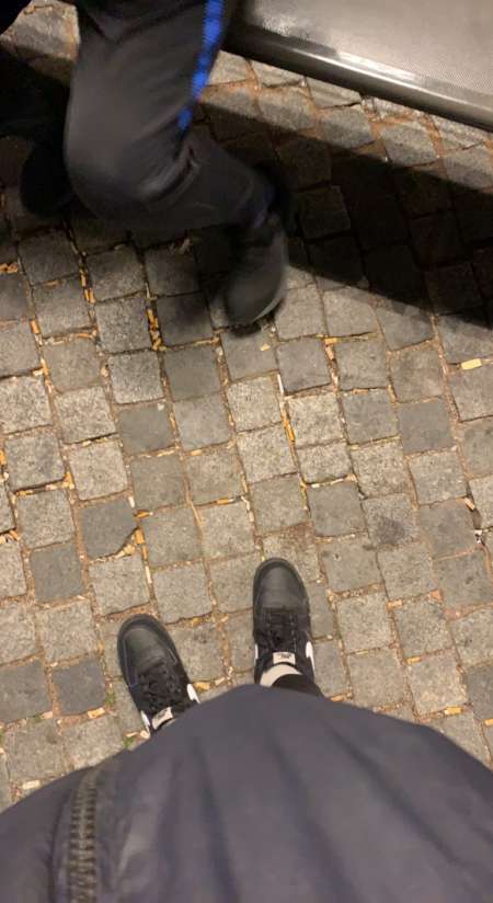 Homme cherche � baiser une femme