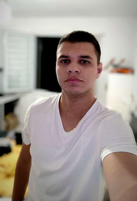 Jeune homme qui recherche une petite copine