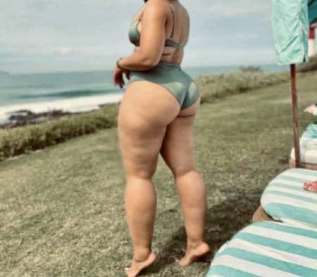 Nouvelle � Le port , femme m�tiss�e