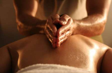 Bel homme srieux offre massage pour femmes