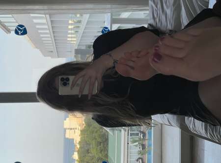 Soumis Aux pieds de la Reine