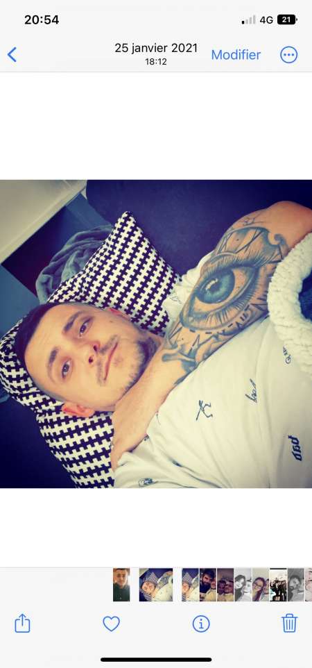 Jeune homme courtois (gigolo)