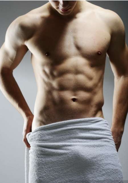 Jeune homme sportif discret