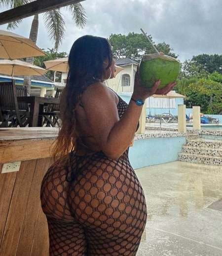 Une femme fontaine avec une chatte toujours mouill