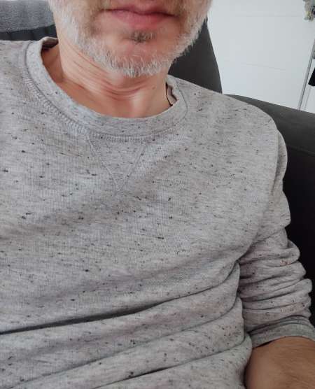 Jeune homme mince avec tr�s grosse bite ras�