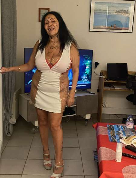 femme mure tres forte poitrine