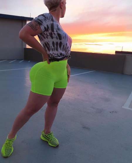 Blonde en forme et prete tout