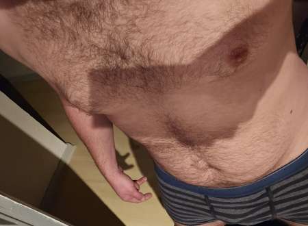 Jeune homme, physique agr�able vend ses services