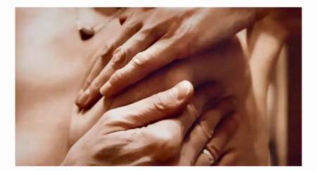 Massage mammaire, t�ter longuement insolite !!