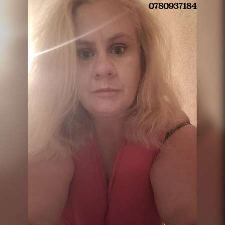 Dame seduisante pour homme mur et distinguee