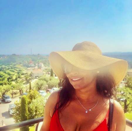 Femme intelligente avec qui est cultiv�