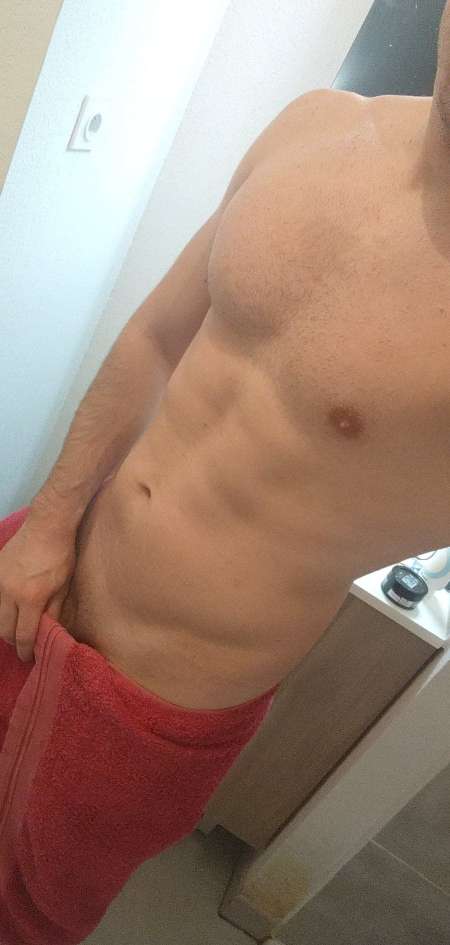  Jeune homme pour femme uniquement