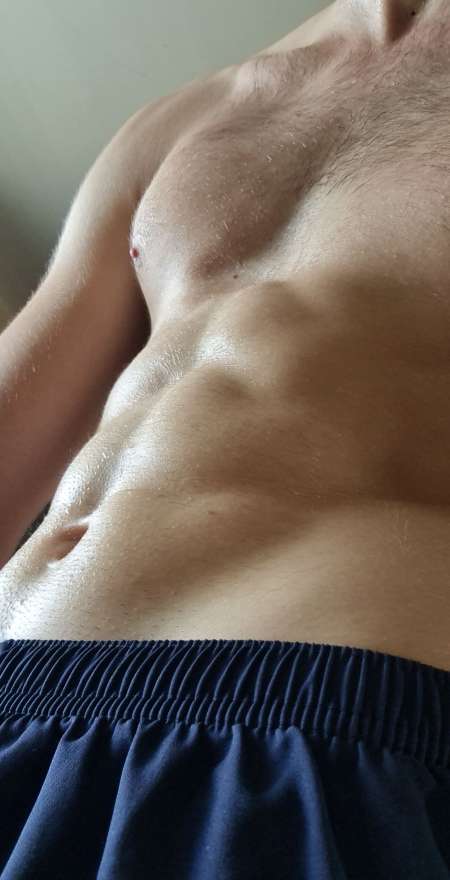  Jeune homme muscler et bien membr�