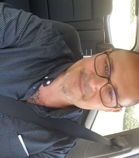 Homme cultiv� tres � l �coute sensuel