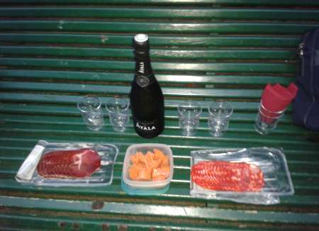 Homme mur propose trio � 2 jeunes femmes