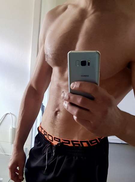 Beau brun mari� de 1.92m pr plan cul sans tabou