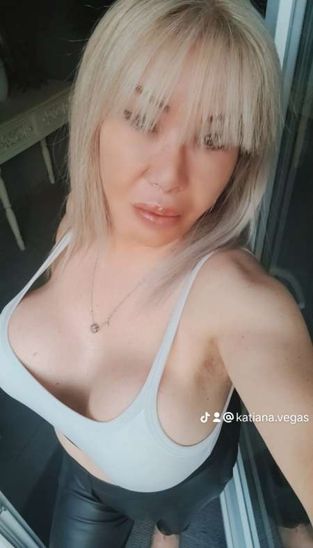 jolie blonde transgirl a decouvrir