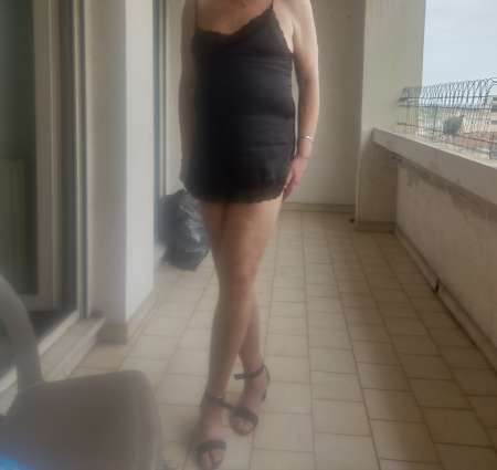 H en sous-v�tements f�minins