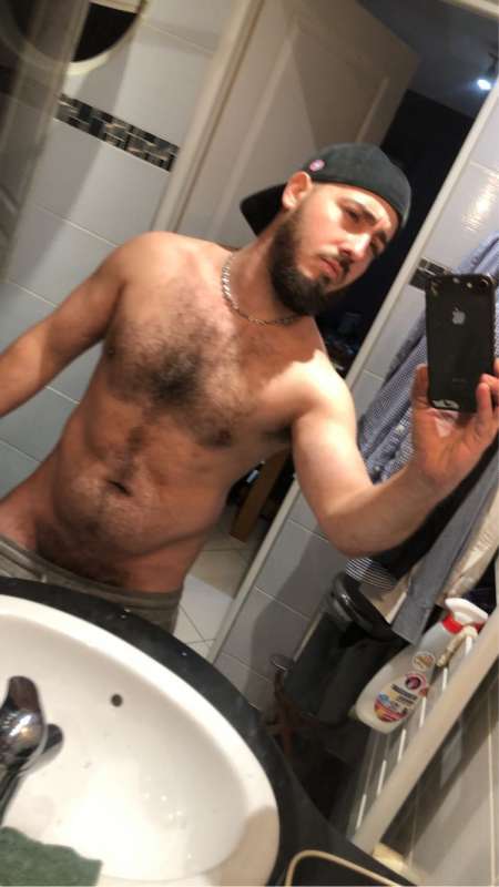 bel homme 35 ans prof de judo, gigolo depuis 8 ans