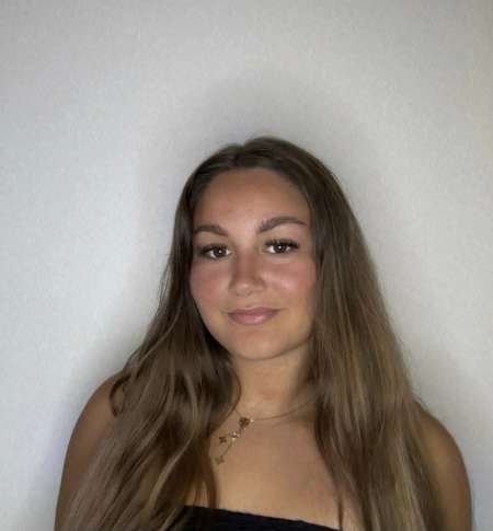 Jeune �tudiante qui cherche son moneyslave