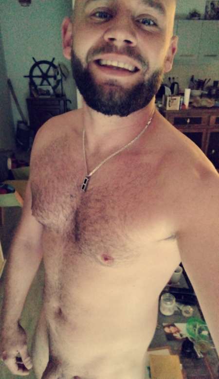 Homme en couple est l� pour combler femme