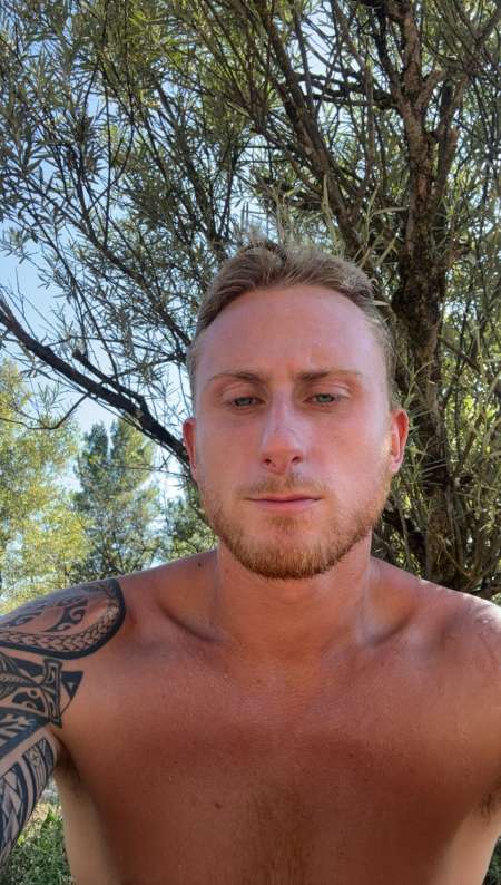 Jeune homme blond yeux bleu 😉