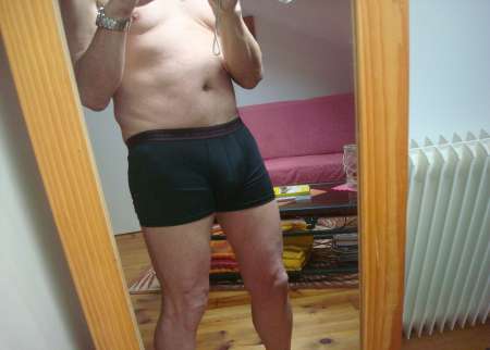  Homme retrait� propose massage gratuit