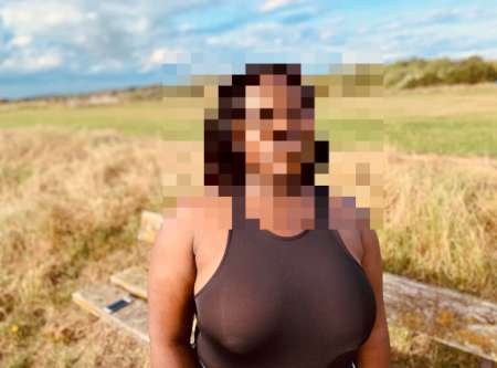 Jolie petite femme africaine a la peau douce.
