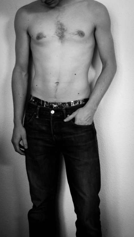 Homme dans sa trentaine aide �tudiante, jeune femm