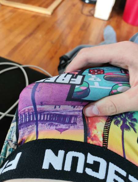 Jeune puceau a votre service mesdames