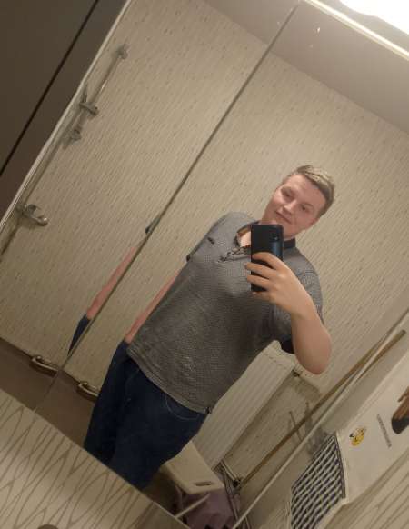 Jeune homme de 24 ans cherche dominatrice