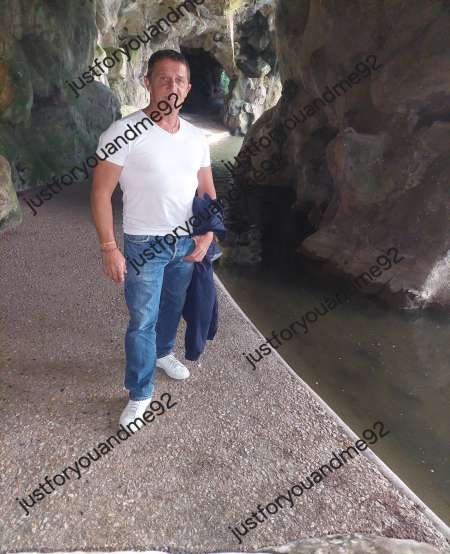 HOMME EXHIB EN VOITYRE DEVANT FEMME ART DE VIVRE78