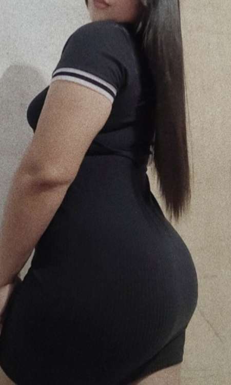 Jeune femme sexy serieuse