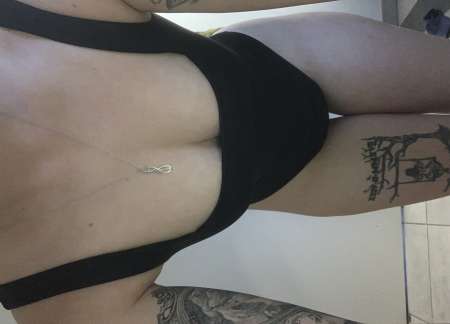 Jeune blonde tatou�e