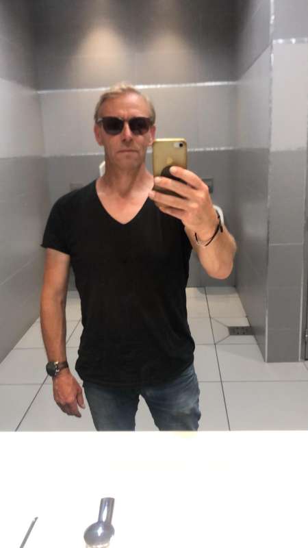 Homme novice pour plaisir