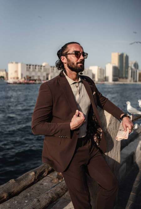 33 ans brun au yeux vert m�diterran�en est discret