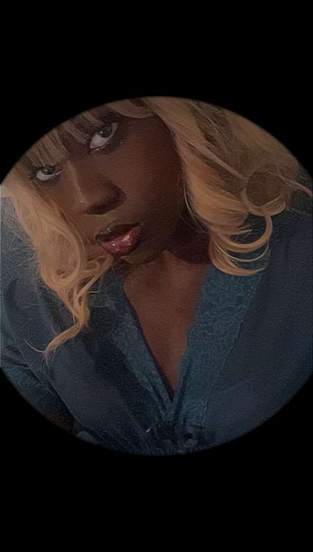 Jeune trav fait des massages