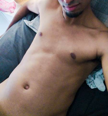 Jeune bel homme propose massage pour femmes