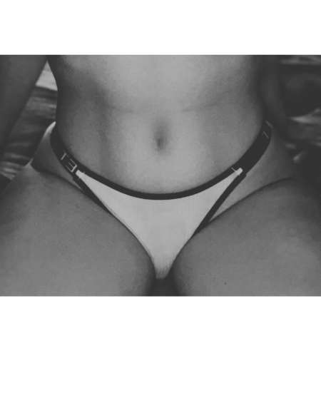 jolie jeune femme offres multiple services