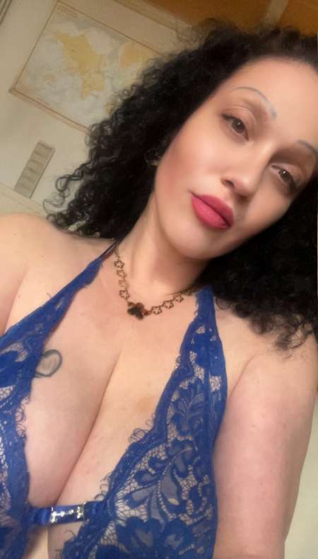 Carla tr�s coquine et sans taboux