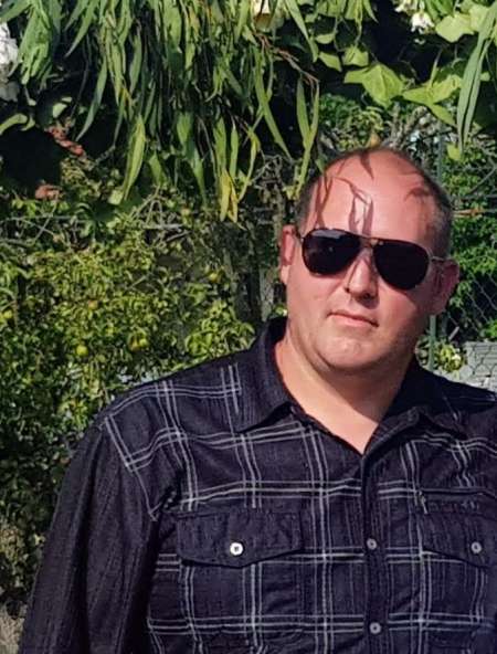 Homme ouvert � toutes de femmes tr�s jeunes a �g�