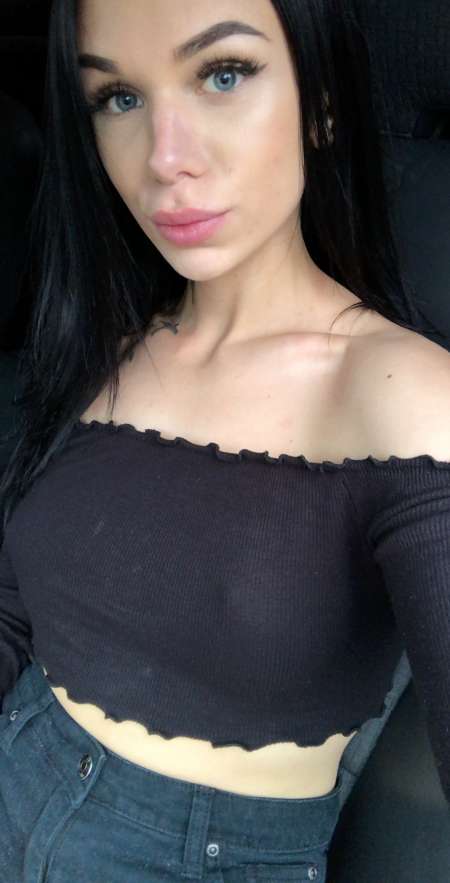 Belle brune cherche son sugar daddy