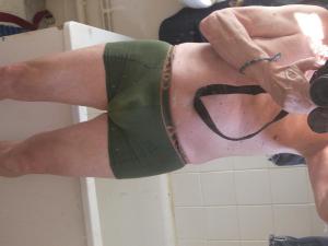 HOM CHERC JEUNE FEMME POUR VENIR AU SAUNA AVEC MOI